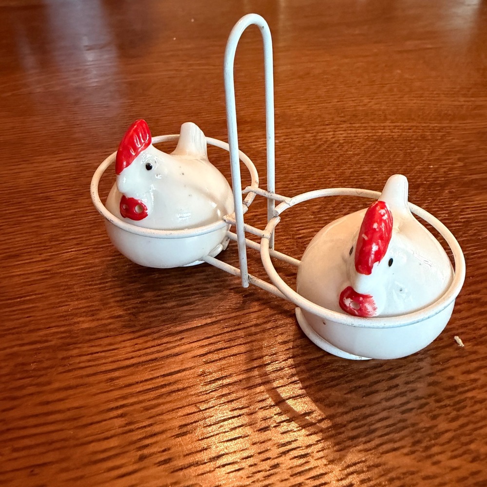 Vintage MIC Taiwan Ceramic Chicken Salt & Pepper Shakers w/ Wire Caddy Farmhouse